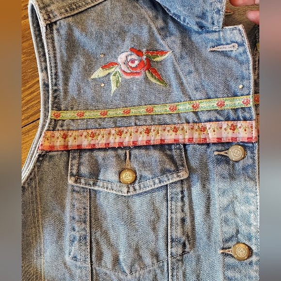 1990s Bill Blass Denim Vest with Colorful Embroidery - Picture 2 of 9